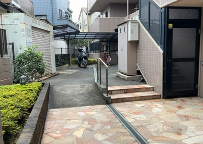 【駐車場】 | レサージュ古渕壱番館 | 駐車場と明記されていても、最小スペースでつくられた駐車場だと大型車は駐車できなかったり、出入りしにくくなったりする可能性があります。お車のサイズと購入したい物件の駐車場のサイズを現地で確認しましょう。