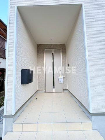 長崎市磯道町新築戸建のエントランス