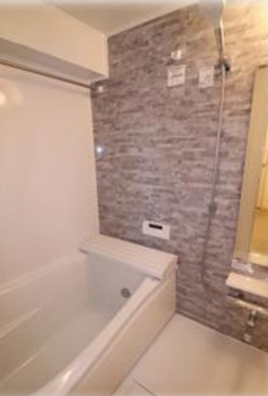 【浴室】 | サニーヒルズ北大塚 | 一日の疲れを癒すバスルームは、心地よいリラックスを叶える清潔感溢れる美しい空間です。