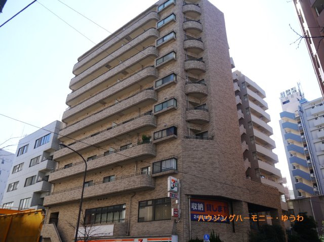 【外観】 | サニーヒルズ北大塚 | 陽光浴びる外観がシンプルな外観をより際立たせ、人々の記憶に存在感を植え付けます。