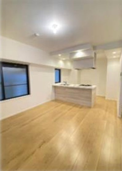 【居間・リビング】 | サニーヒルズ北大塚 | 居心地のいい暮らしには欠かせない眩い採光。ゆったりとした幅の窓からこの空間に降り注ぐ採光が絶えません。