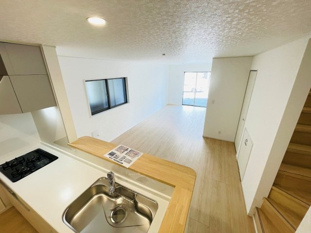 豊田市明和町第6　新築分譲住宅　全2棟　1号棟の居間・リビング|どこにいても家族の顔が見える、明るく開放的なLDK。