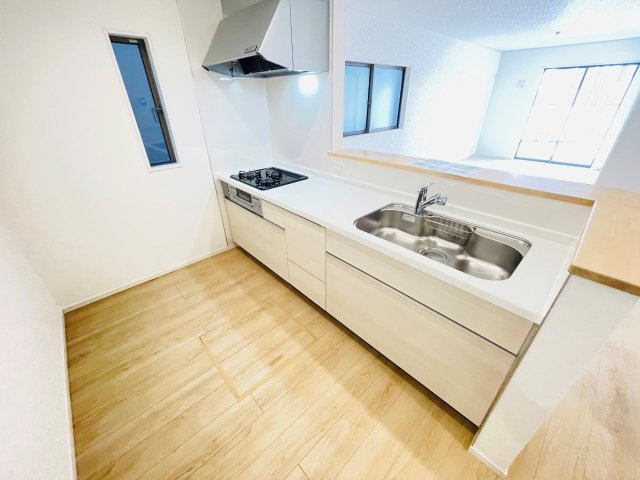 豊田市明和町第6　新築分譲住宅　全2棟　1号棟のキッチン|広いシステムキッチンでお子様と一緒にお料理もできます。