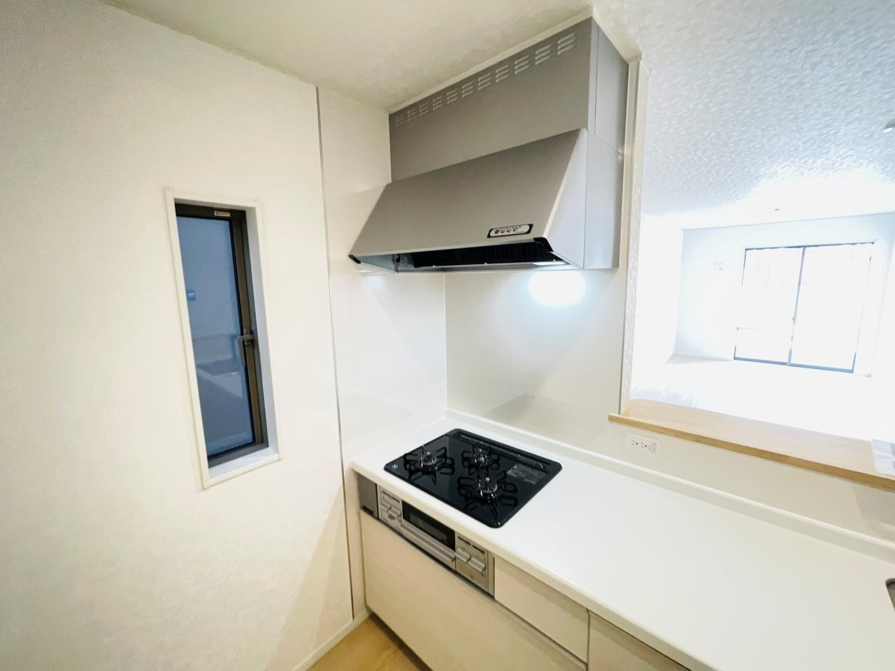 豊田市明和町第6　新築分譲住宅　全2棟　1号棟のキッチン|便利な3口コンロ。