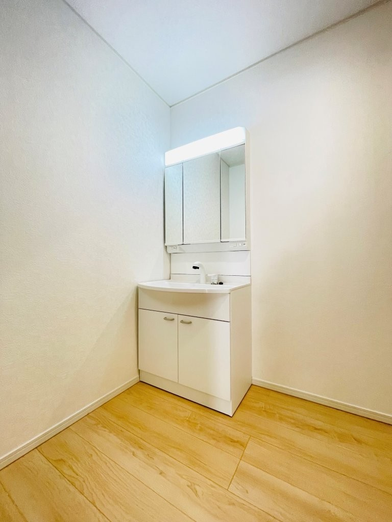 豊田市明和町第6　新築分譲住宅　全2棟　1号棟の独立洗面台|三面鏡仕様の洗面台！鏡の裏は収納になっています♪