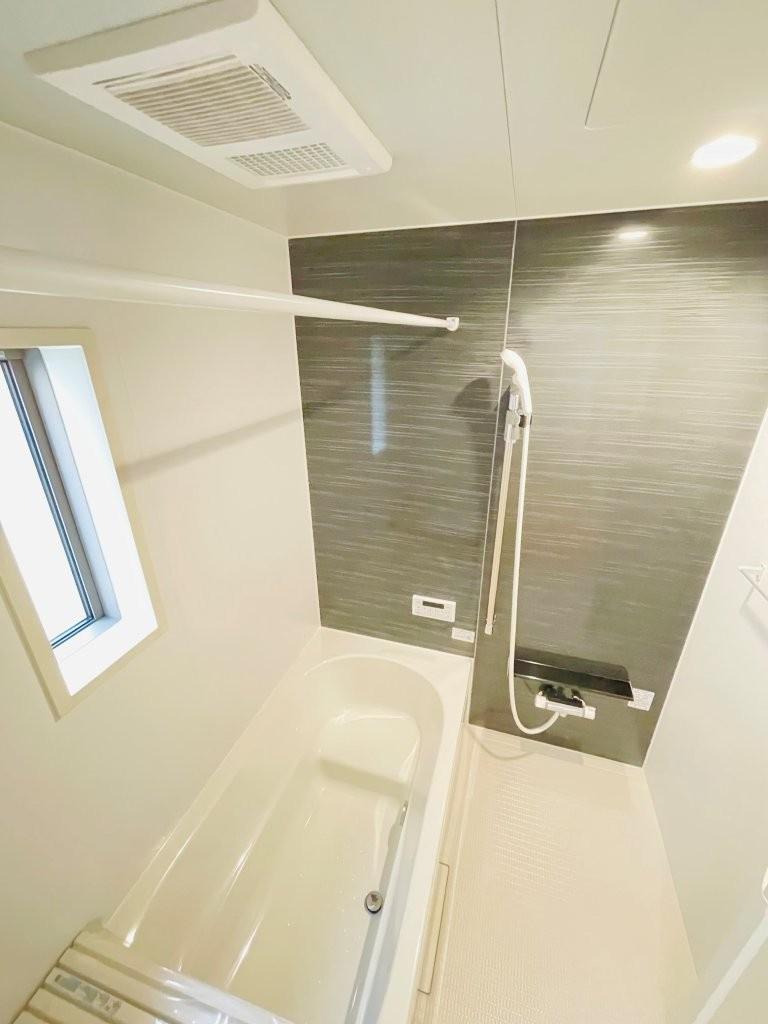 豊田市明和町第6　新築分譲住宅　全2棟　1号棟の浴室|１坪タイプのユニットバス！浴槽は断熱材入りでお湯が冷めにくいです♪浴室乾燥機で梅雨の時期は洗濯物を乾かせます！