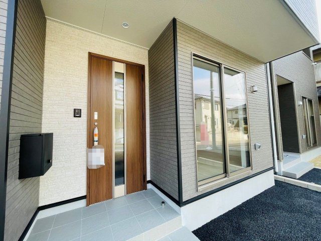 豊田市明和町第6　新築分譲住宅　全2棟　1号棟の玄関|玄関ポーチがあるので、雨の日でも濡れることがなくドアの開け閉めができます。