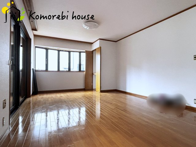 上尾市弁財　中古戸建の居間・リビング|2面採光の17.5帖ある縦長のLDKです。