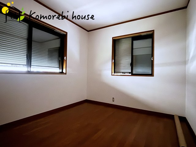 上尾市弁財　中古戸建の洋室|2面採光の洋室は、寝室・子ども部屋・ワークスペースなど多用途に使える自由度の高い空間。家具の配置もしやすく、暮らしに合わせて柔軟に活用できます。