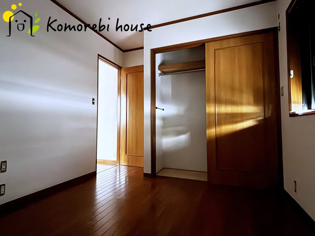 上尾市弁財　中古戸建の洋室|収納付きでゆとりのある空間。寝室としても使え、衣類やおもちゃもスッキリ片付く快適な部屋。