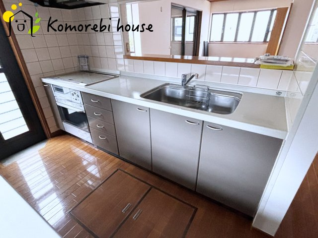 上尾市弁財　中古戸建のキッチン|収納豊富なキッチンで、食器や調理器具もすっきり整理。毎日の料理が楽しくなる空間です。