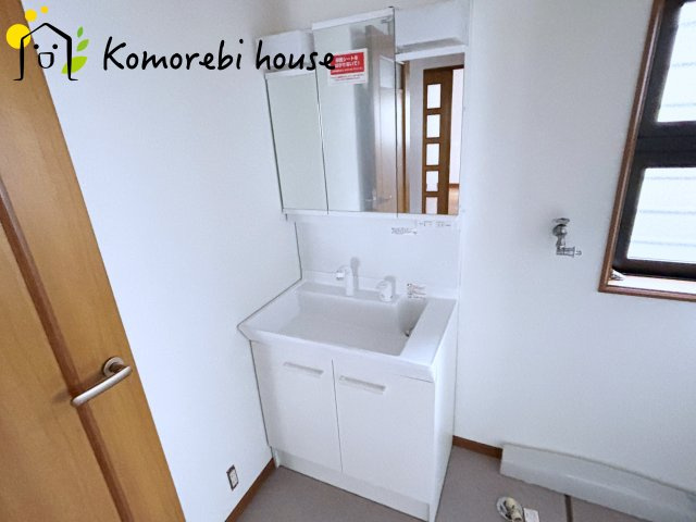 上尾市弁財　中古戸建の独立洗面台|白を基調とした清潔感のある洗面台。シンプルで上品なデザインが空間に明るさをプラスします。