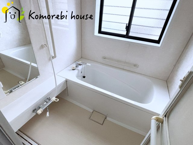 上尾市弁財　中古戸建の浴室|追い焚き機能付きのお風呂です。