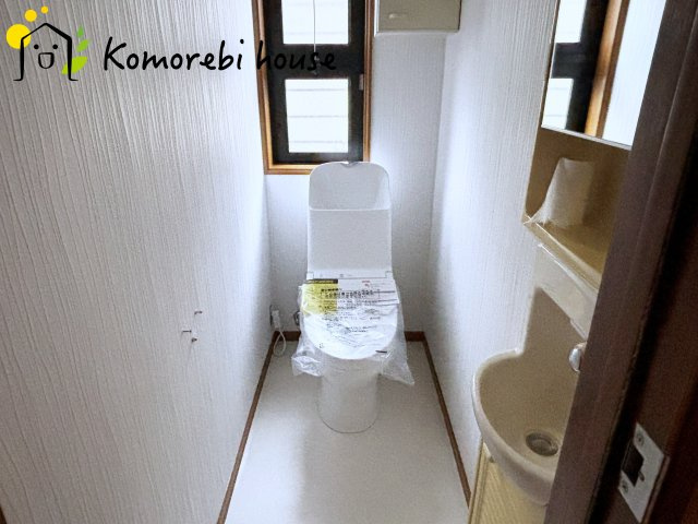 上尾市弁財　中古戸建のトイレ|窓があり明るい空間のトイレです。