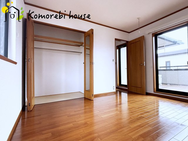 上尾市弁財　中古戸建の寝室|収納完備で衣類もスッキリ収まり、静かで落ち着いた空間が快適な眠りをサポートします。