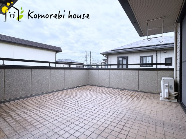 上尾市弁財　中古戸建のバルコニー|ルーフバルコニー付きで、たくさん洗濯物を干したり椅子を置いてゆったり日光浴もできます。