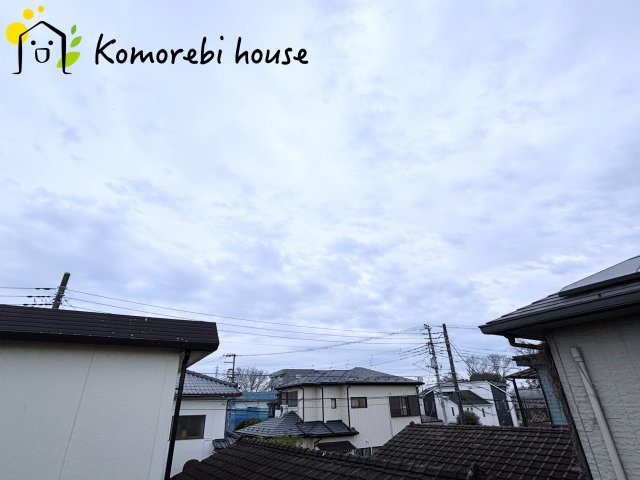 上尾市弁財　中古戸建の展望|周囲に建物はありますが、採光を遮ることが少なく、自然光がたっぷり入る心地よいバルコニーです。