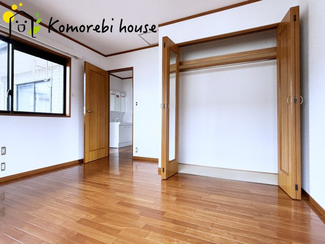 上尾市弁財　中古戸建の子供部屋|日当たりがよく、机に向かう時間も自然とはかどる子ども部屋。寝る・学ぶ・遊ぶがコンパクトにまとまり、毎日の“小さな成長”を見守る空間です。