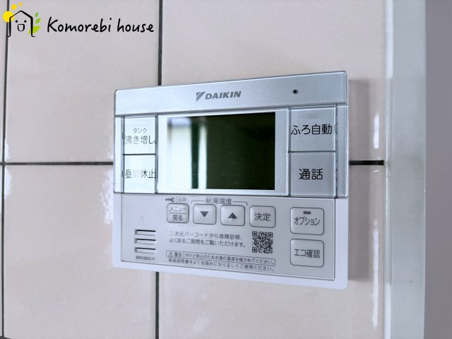 上尾市弁財　中古戸建のその他|ワンタッチで湯張りや追い焚きができる給湯スイッチ。夕飯の支度をしながら、同時進行でお風呂の準備ができる効率の良い生活動線が魅力です。