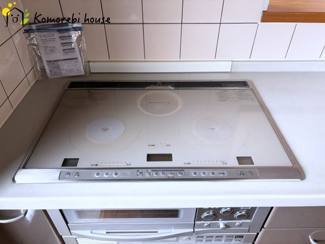 上尾市弁財　中古戸建のキッチン|同時調理が叶う3口のIHコンロと便利なグリル付き。忙しい朝のお弁当作りも、夕食の複数メニューもスムーズにこなせる頼れる設備です。