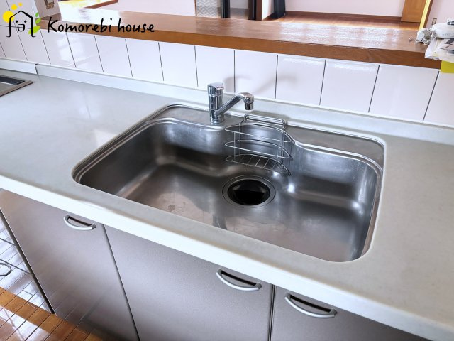 上尾市弁財　中古戸建のキッチン|いつでも美味しいお水がそのまま使えるキッチンシンク。凹凸が少ないためお手入れもしやすいです。	