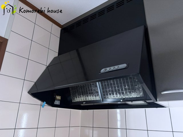 上尾市弁財　中古戸建のキッチン|真っ黒で汚れが目立たないスタイリッシュなレンジフードです。