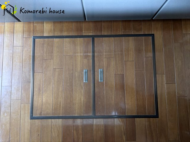 上尾市弁財　中古戸建の収納|調味料やストック食材、非常用品までまとめてしまえる床下収納。キッチン周りがすっきり片付き、必要な時にさっと取り出せる“賢い収納スペース”として毎日の家事を支えます。