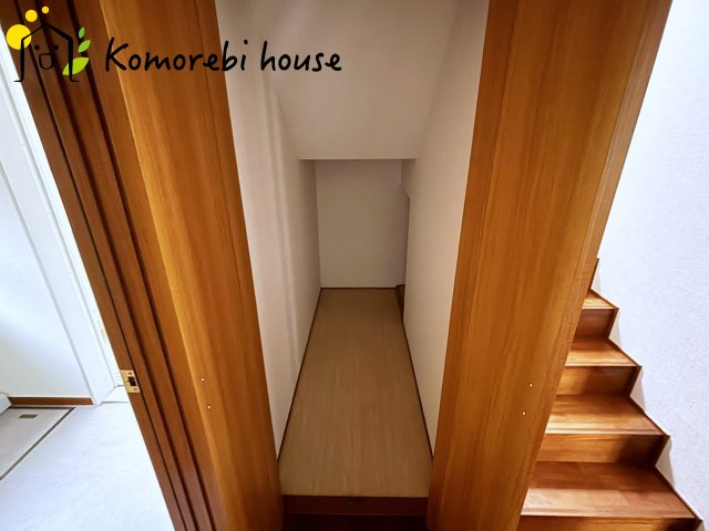 上尾市弁財　中古戸建の収納|奥行きのある階段下の収納は、お掃除用具や日用品のストックなどを収納しておくのに便利です。
