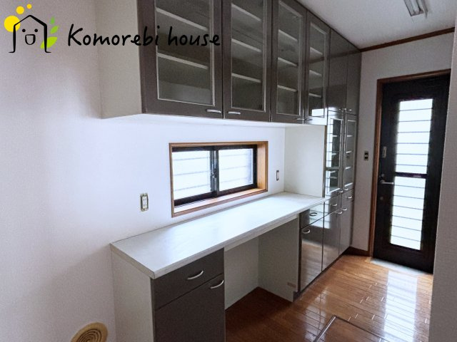 上尾市弁財　中古戸建の収納|キッチン背面の収納も豊富のため、お気に入りの食器をたくさんしまえます。