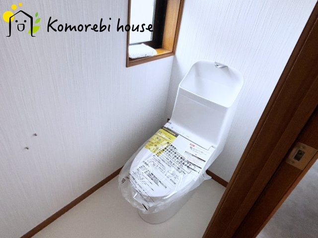 上尾市弁財　中古戸建のトイレ|2階のトイレも窓があり明るい空間です。
