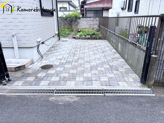 上尾市弁財　中古戸建の駐車場|アコーディオン門扉付きの駐車場です