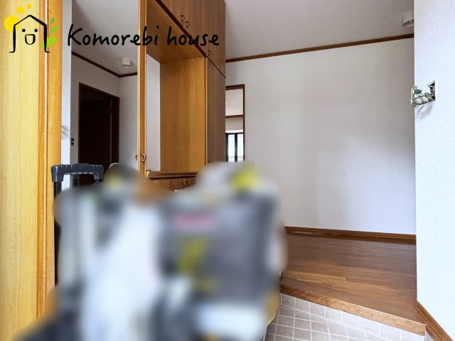 上尾市弁財　中古戸建の玄関|広々とした玄関は鏡付きのシューズボックスがあります。