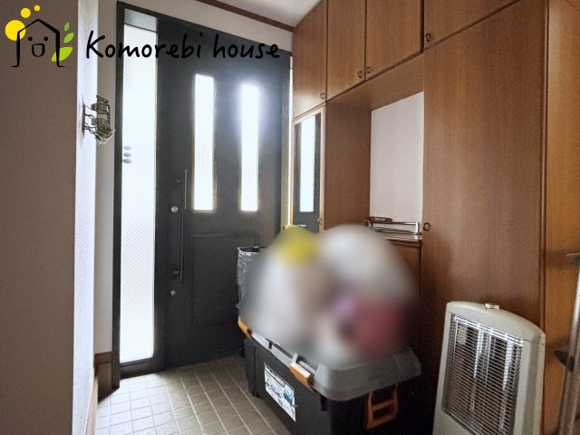 上尾市弁財　中古戸建の玄関|明るく使いやすい玄関で収納や導線も配慮された万能空間です。
