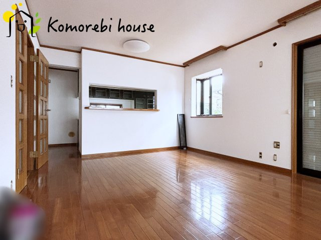 上尾市弁財　中古戸建の居間・リビング|キッチンから家族の様子が見られるLDKです。