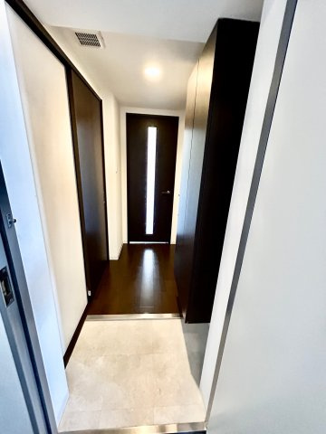 MCOURT江坂の玄関