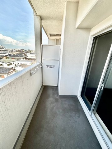 MCOURT江坂のバルコニー