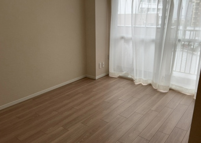 【洋室】 | シャンボール本厚木 | 洋室のメリットは重い家具が置きやすく、身の回りが整理しやすいことです。 床がフローリングのため畳とは異なり凹みにくいです。 クローゼットなど収納が豊富で、普段使わない旅行カバンや服の整頓も簡単にです。