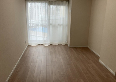 【寝室】 | シャンボール本厚木 | 寝室でゆっくりと過ごすためにはベッド周りの適度な空間を担保することや窓の位置、照明の明るさ、寝室の広さなどを考える必要があります。自身や家族の構成とライフスタイルに併せて寝室にする部屋を選びましょう！