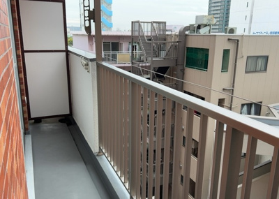 【バルコニー】 | シャンボール本厚木 | バルコニーは、室外の専用スペースのうち、「屋根がなく開放された空間」であるものを指します。ベランダより広いタイプのものが多く、日当たりもよいため家庭菜園などを楽しみたい人にとって適した環境となります。