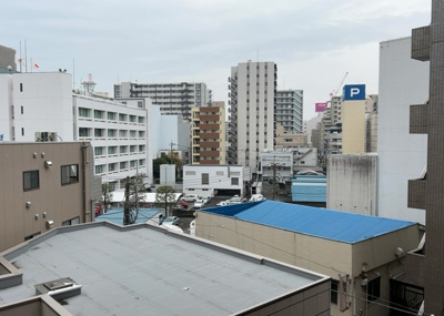 【展望】 | シャンボール本厚木 | 眺望の良さを楽しめるダイニングキッチンで家族団らんの時間を過ごしてはいかがでしょうか。バルコニーから見える景色を家族で眺める時間は、時間が経つのを忘れてしまいそうですね。是非、現地を見に行きましょう！