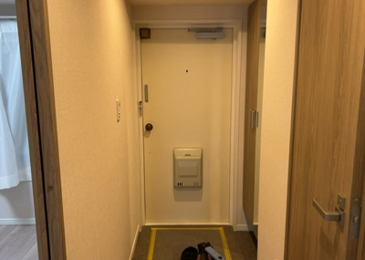 【玄関】 | シャンボール本厚木 | 玄関は家の顔でもあり、家族以外の目にも止まる場所です。玄関は外との間を仕切る扉、靴などをしまっておく収納スペース、靴脱ぎのたたきスペース、来客とのやり取りをするドアホンなど複数のアイテムからなります。