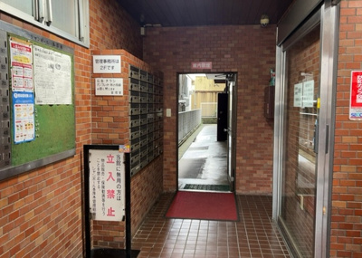 【エントランス】 | シャンボール本厚木 | マンションのエントランスには、もともと風よけや防犯の役割がありますが、マンションによって宅配ボックスなどの設備が備わっている所もあります。日々の生活をイメージしながら生活しやすさをチェックしましょう。