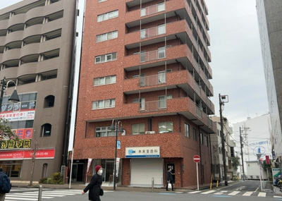 【外観】 | シャンボール本厚木 | 外観はマンション管理がされているかの目安になります。築年数が古いと、壁面は劣化してひび割れが生じることも！建物が古びていても細かいところが修繕されていると、きちんと管理されているなぁと感じるでしょう。