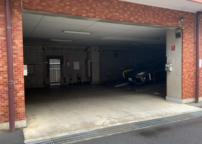 【駐車場】 | シャンボール本厚木 | 車一台あたりに必要なスペースは、標準サイズの普通自動車で横幅2m50cm、長さ5mは必要になります。ただし、乗降のことも考慮して横幅3m30cm、長さ5m50cmほどは確保できるところを選びましょう。