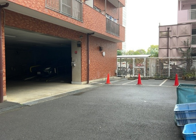 【駐車場】 | シャンボール本厚木 | 駐車場と明記されていても、最小スペースでつくられた駐車場だと大型車は駐車できなかったり、出入りしにくくなったりする可能性があります。お車のサイズと購入したい物件の駐車場のサイズを現地で確認しましょう。