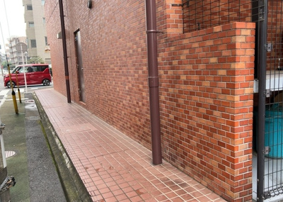 【中庭】 | シャンボール本厚木 | 中庭（パティオ）とは、一つの建築物の内部に設けられた、壁などで囲われている庭のことを指します。コの字型、ロの字型が主流ですが、L字型の中庭もあります。最近では、インテリア性の高さからも人気があります。