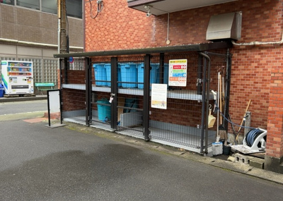 【設備】 | シャンボール本厚木 | 共有部分は、住民なら誰もが使える設備のこと。例えば駐車場やエレベーター、インターネット設備、セキュリティ設備などがあります。他にも、マンションの廊下・外部階段やエントランス・ゴミ置き場などがあります。