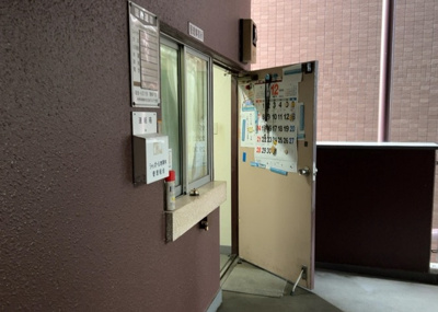 【受付】 | シャンボール本厚木 | 受付はマンションコンシェルジュがいる場合もあれば、管理人が滞在する小部屋を総称して呼ぶことがあります。主にエントランスに設置されていることから、防犯面でも期待ができます。防犯設備がない場合はより安心！
