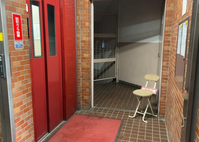 【ロビー】 | シャンボール本厚木 | ラウンジは、マンションの共用スペースに椅子やテーブルなどを配置した利用者が寛げる空間です。屋内型ラウンジと屋外型ラウンジがあります。共用部分の管理状況と合わせて、詳細については現地でご確認ください。