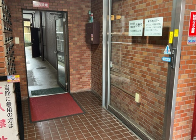 【ロビー】 | シャンボール本厚木 | ロビーというと、エントランスと何がちがうの？と思いますよね。実はロビーとエントランスには明確な決まりはありません。物件によっては、エントランスを入って広がるある程度の広さのある空間がロビーとなります。